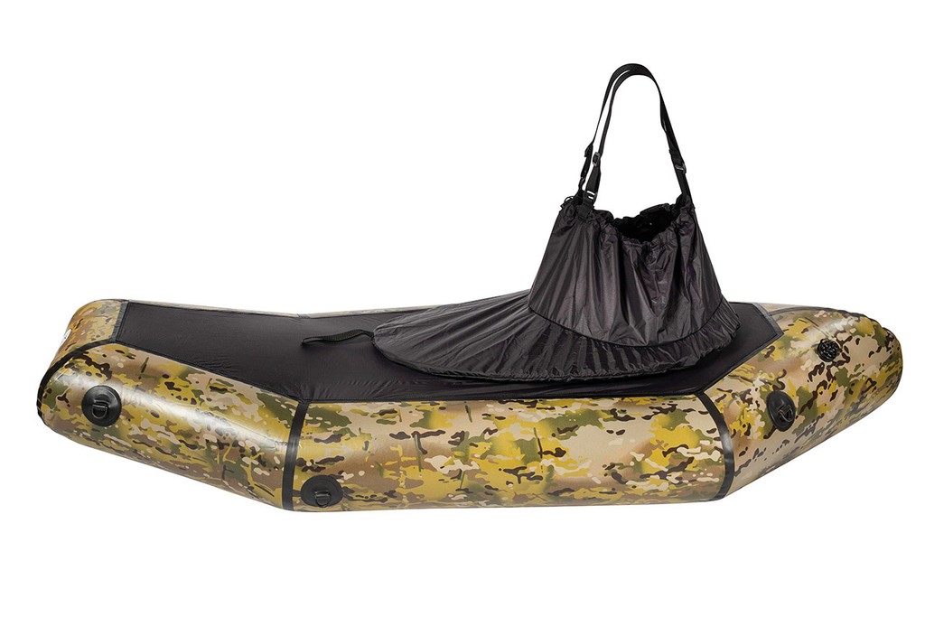 Packraft w kamuflażu z zamontowanym czarnym fartuchem przeciwbryzgowym