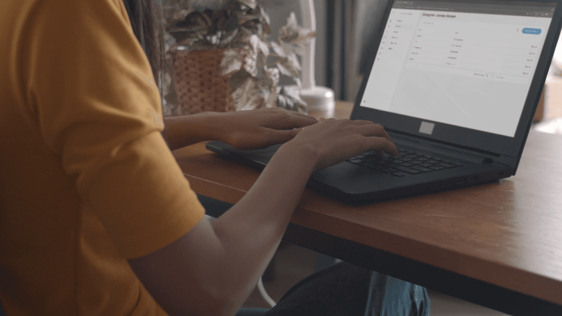 Woman using Giv on computer.