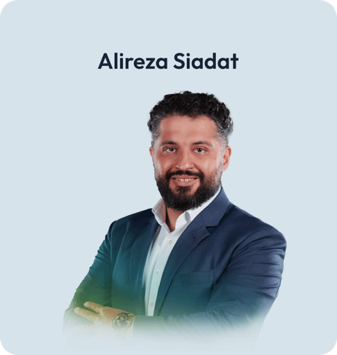 Porträt von Alireza Siadat, im dunklen Blazer, selbstbewusst lächelnd.