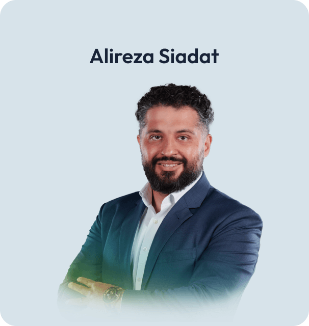 Porträt von Alireza Siadat, im dunklen Blazer, selbstbewusst lächelnd.