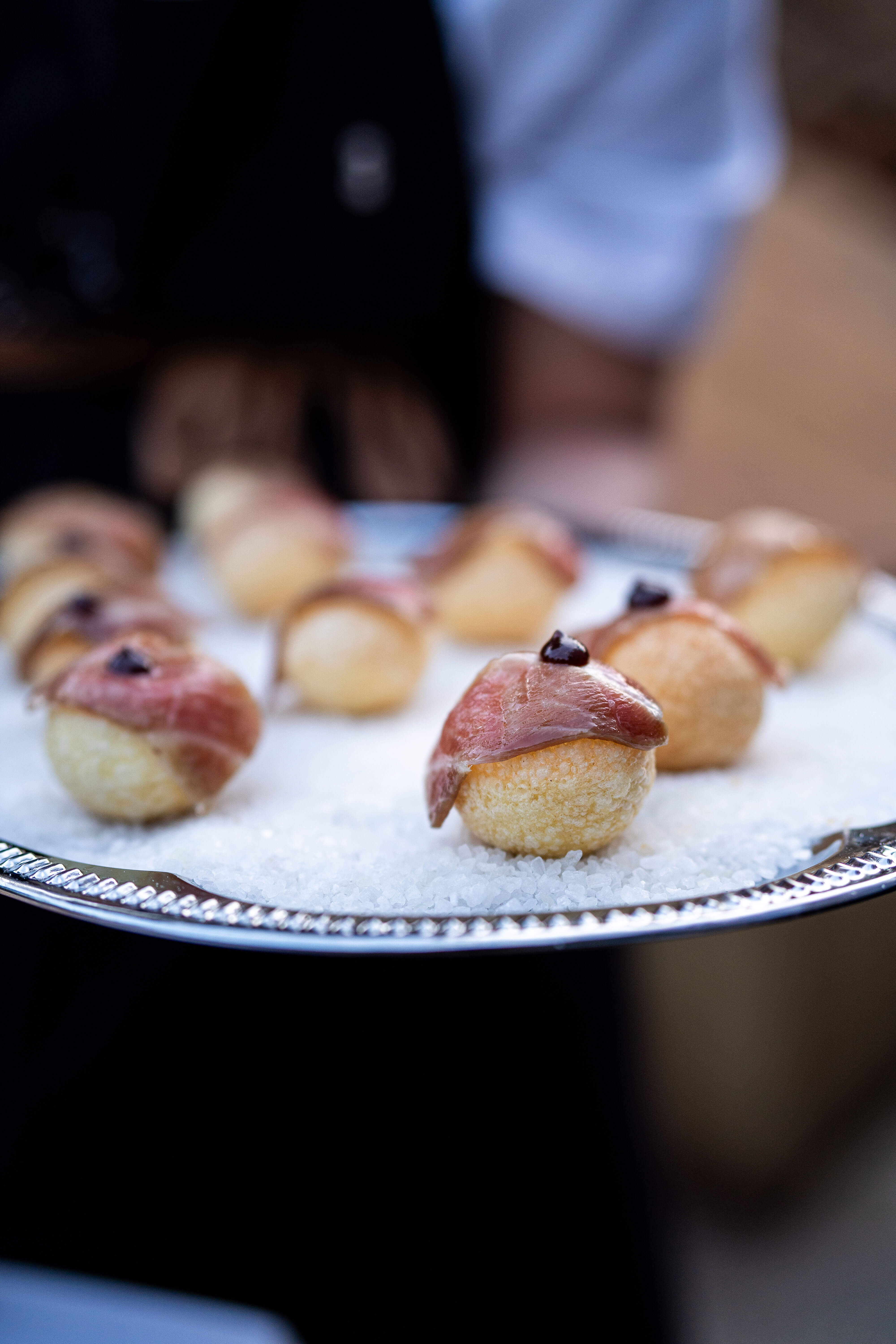 Canapés de alta cocina servidos en una bandeja de plata