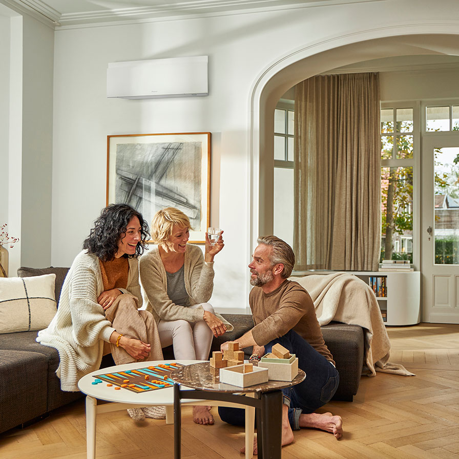 Sfeerbeeld Daikin van gezin in woonkamer met airconditioning