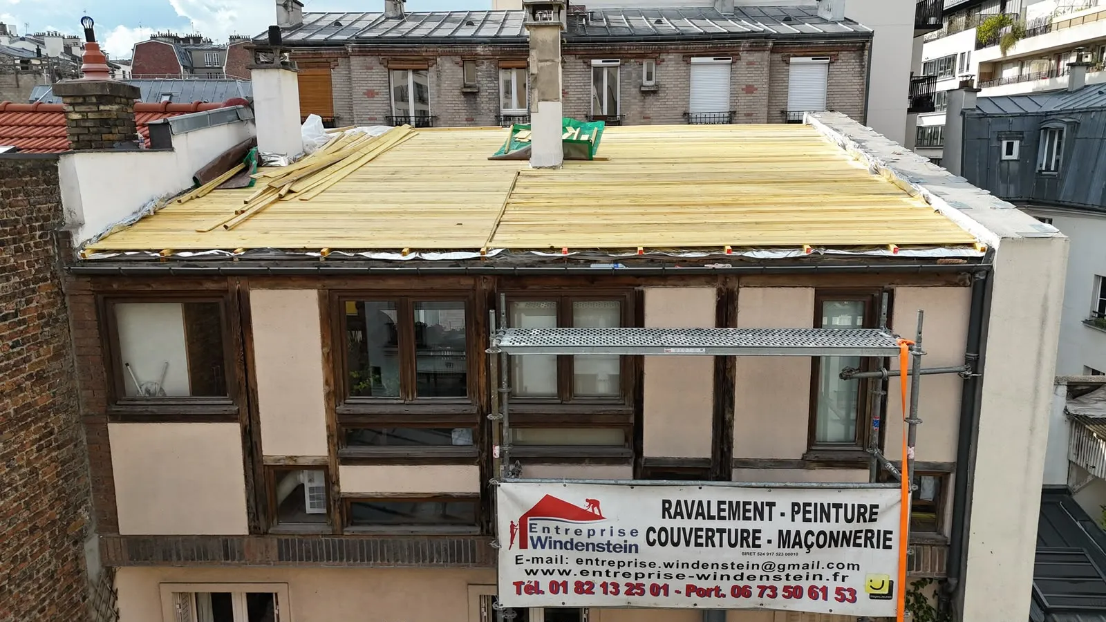 Chantier de toiture sur un immeuble avec une enseigne Entreprise Windenstein