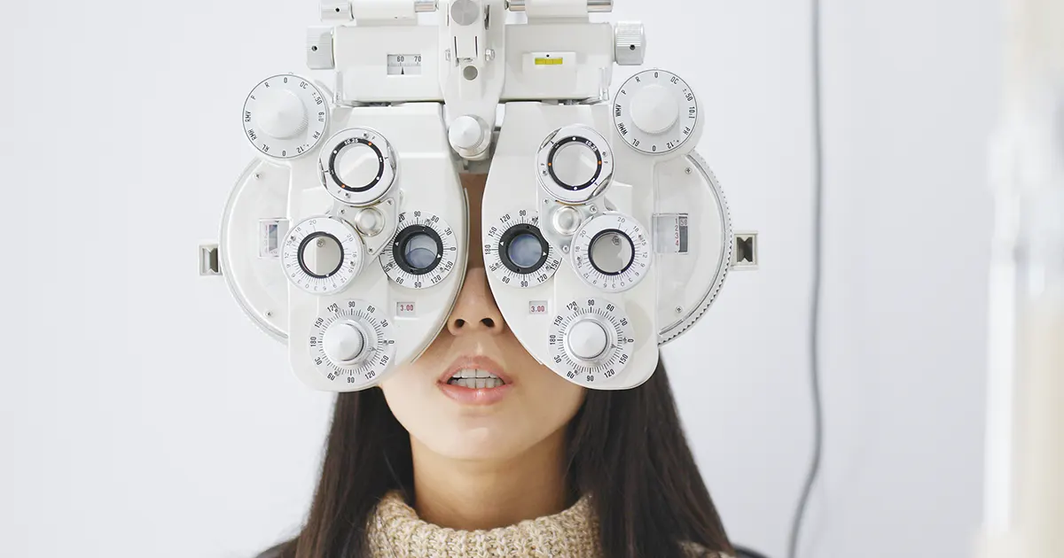 Illustrasjonsbilde av en person som er hos optiker og får undersøkt synet.