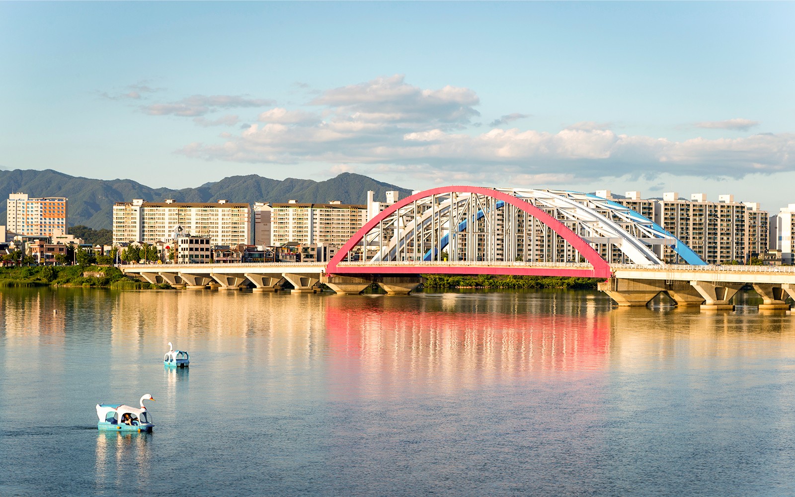 松阳2桥在春川湖上，配有天鹅船，春川，韩国。