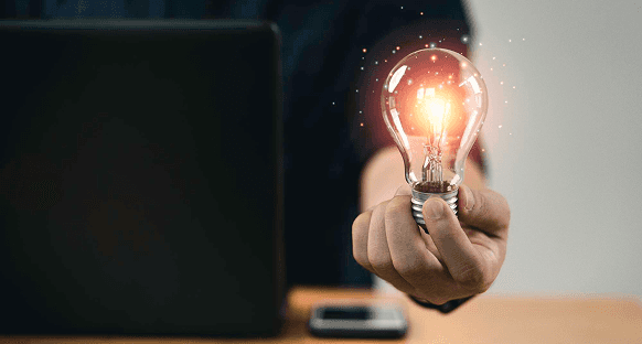 Foto de mão segurando uma lâmpada