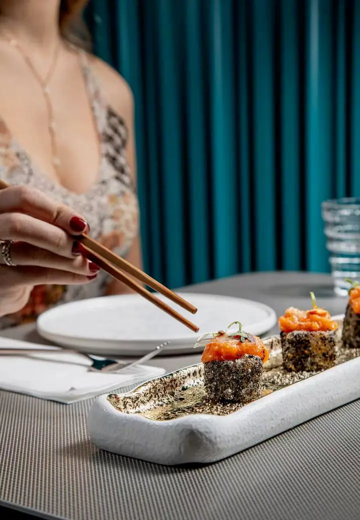 Makis au sésame noir surmontés de tartare de saumon, saisis à la baguette