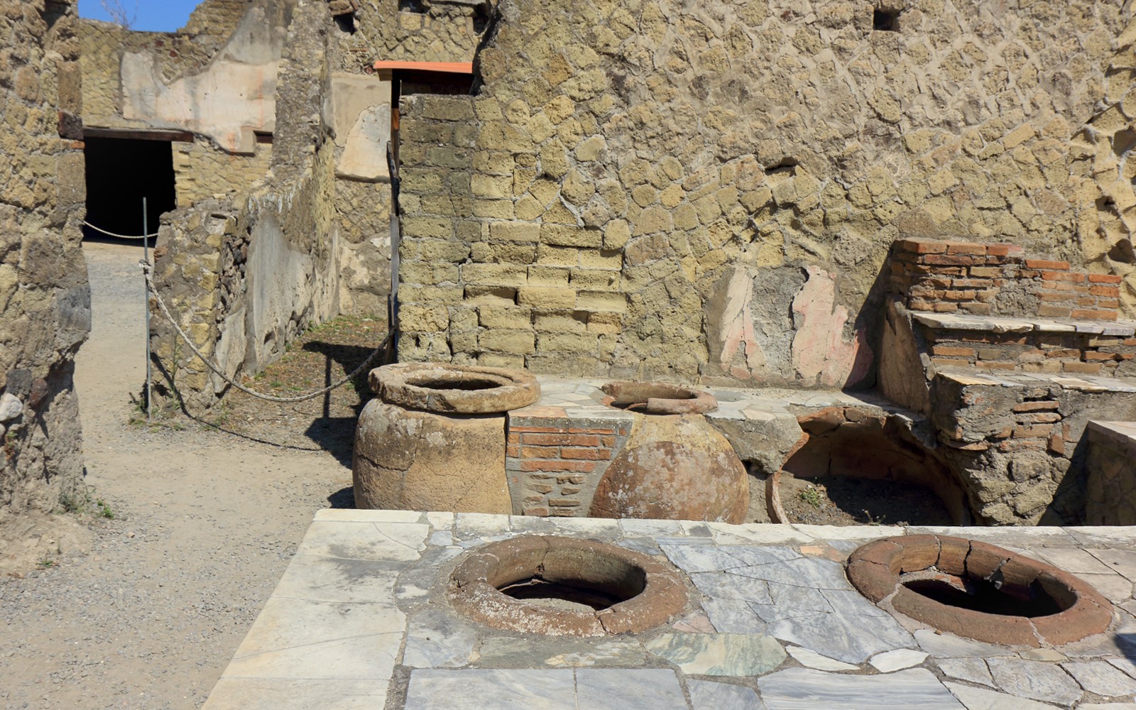 Pompei kalıntıları ve arka planda Vezüv Dağı, Napoli her şey dahil şehir geçiş turunun bir parçası.