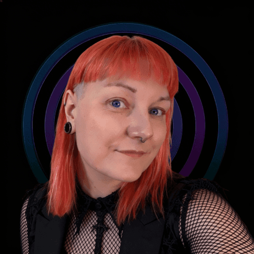 Junge Frau mit roten Dreadlocks im schwarzen Oberteil