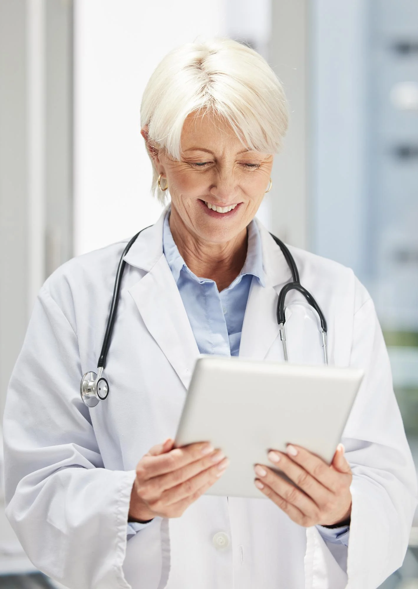 Ärztin am Laptop in der Klinik