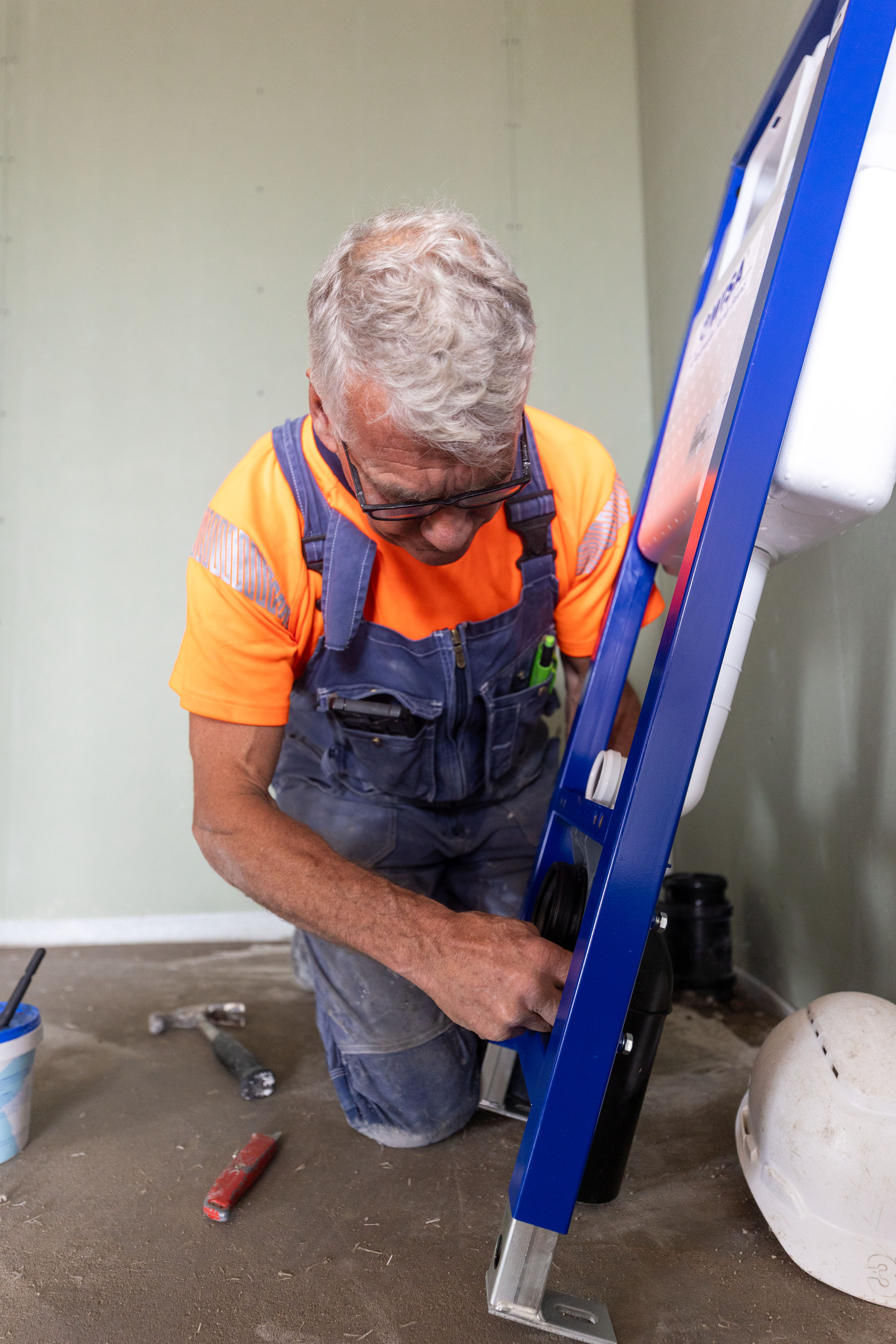 Monteur installatie inbouwtoilet aan het werk PC van der Horst