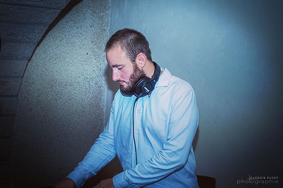 photo du prestataire Valérian Prélaz pendant une prestation dj