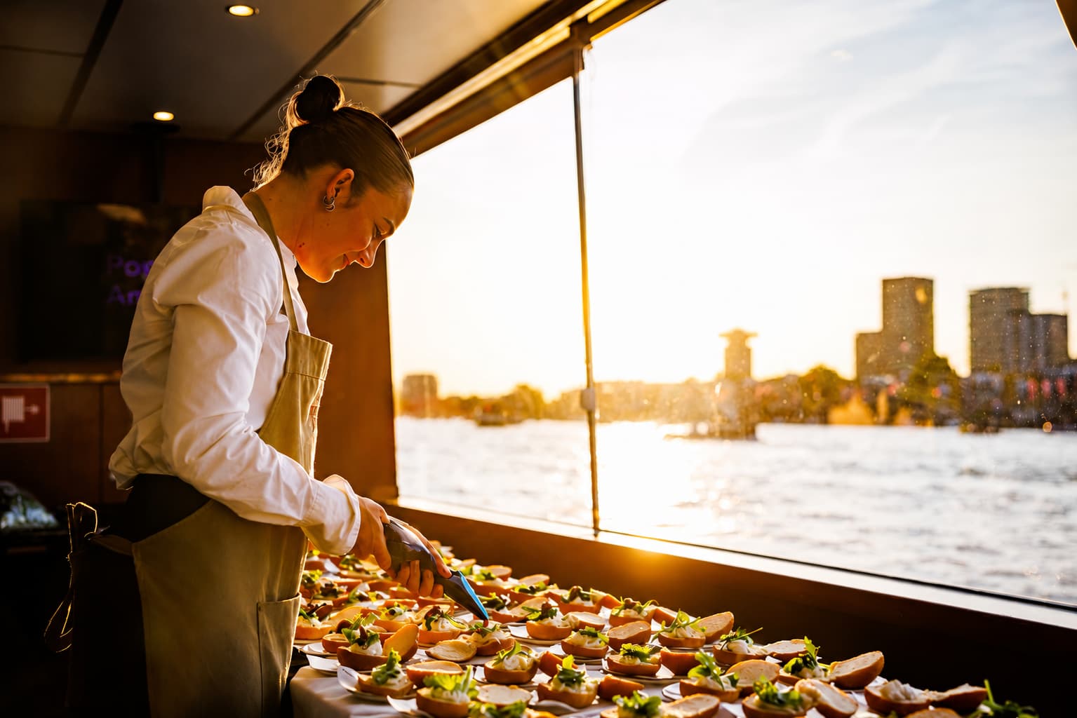Signature bites en verfijnde gerechten tijdens event catering op locatie
