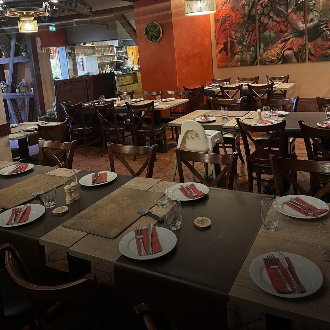 Salle du restaurant À l’Ange, à 250 m de l’hôtel Les Alizés, ambiance alsacienne chaleureuse
