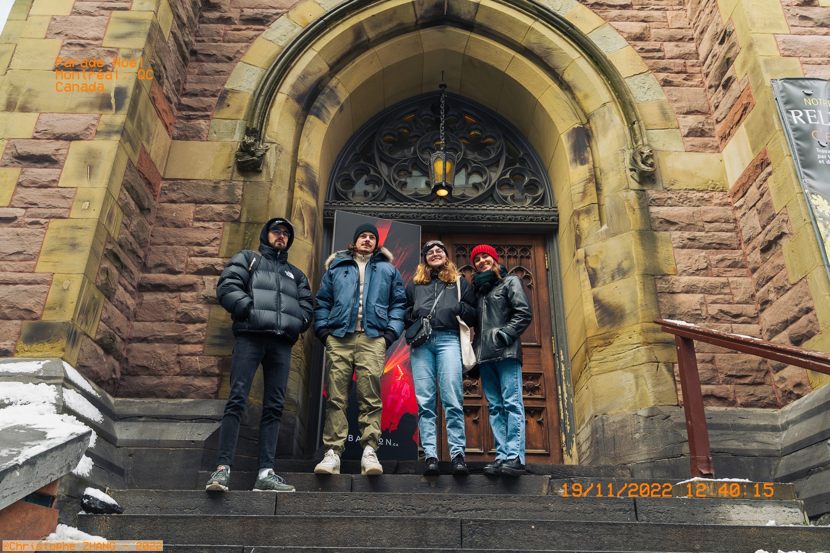 Photo de groupe sur les marches d'une église en pierre à Montréal.