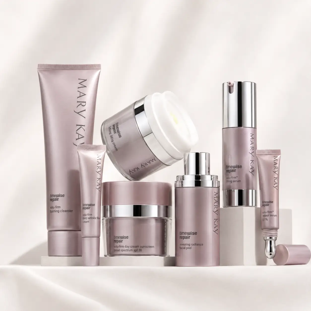 Produtos da linha TimeWise Repair Volu-Firm Mary Kay em composição clara