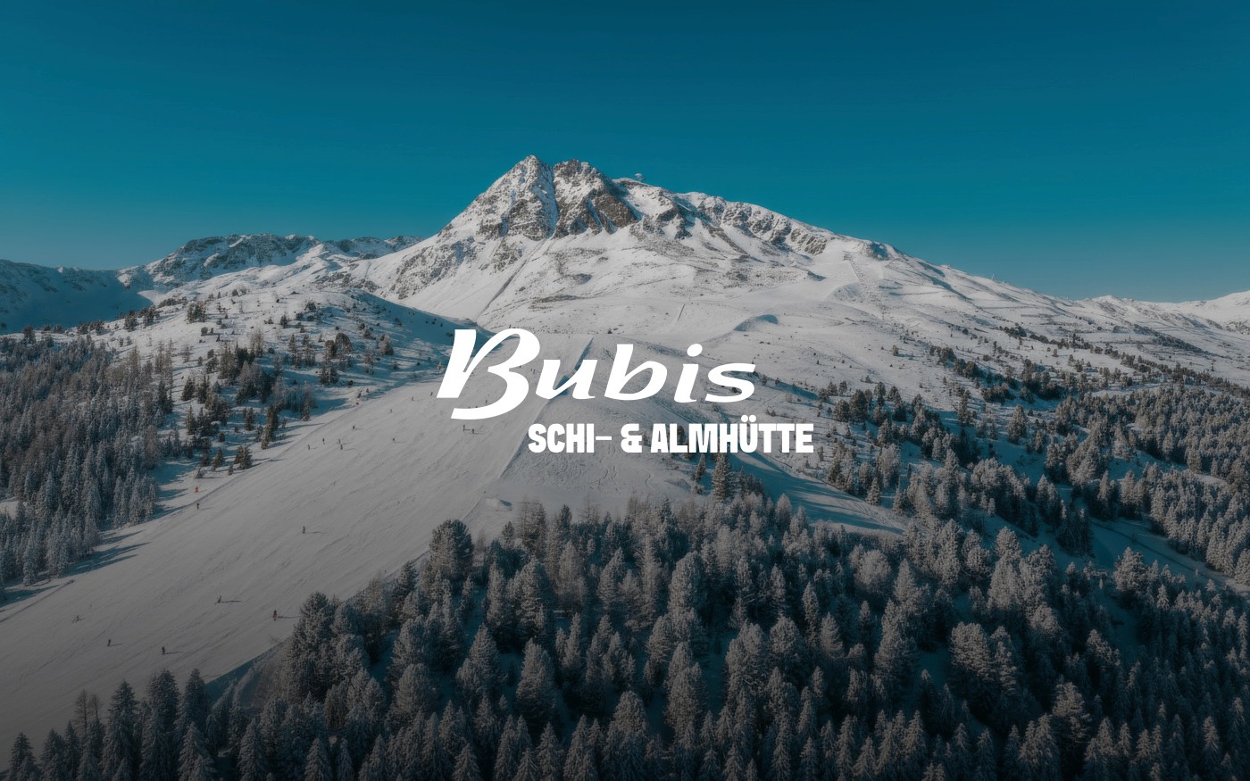 Ein Bild von einem Berg welcher mit Schnee bedeckt ist und  darauf das Logo von Bubis Schi- & Almhütte.