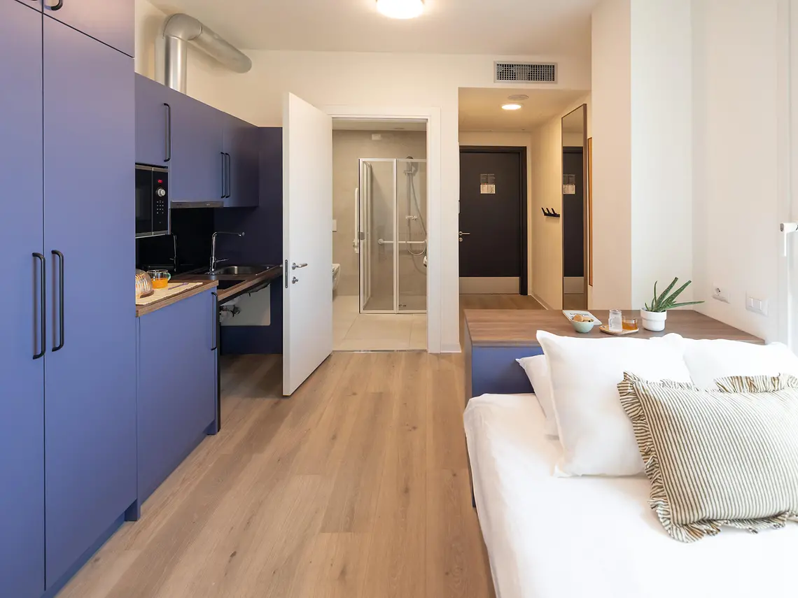 Bologna student studio with kitchenette, study desk and private en-suite shower room
