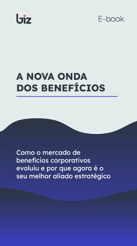 Três pessoas conversam ao ar livre, cercadas por plantas verdes e uma atmosfera relaxante.