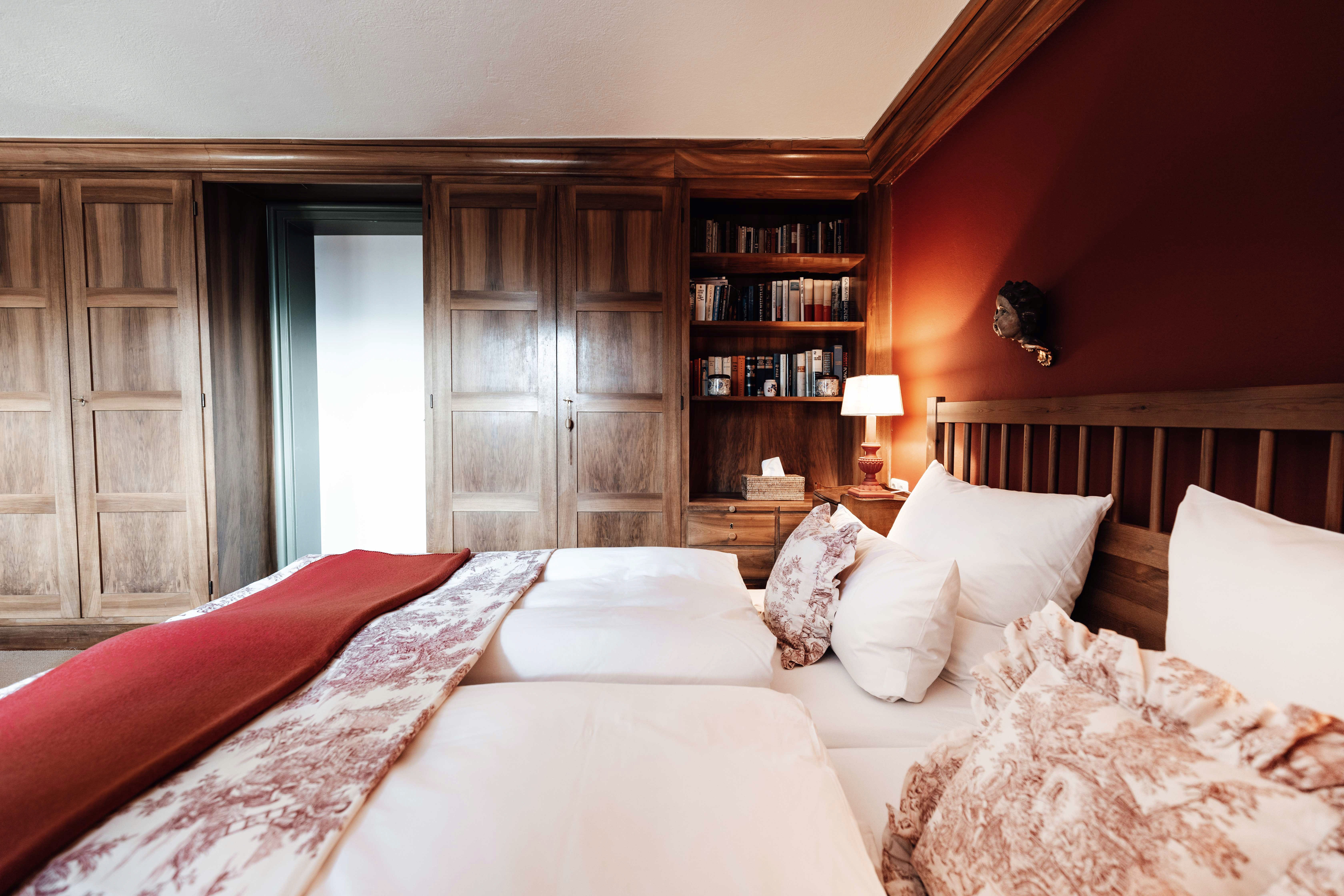 Red Bedroom, Chalet