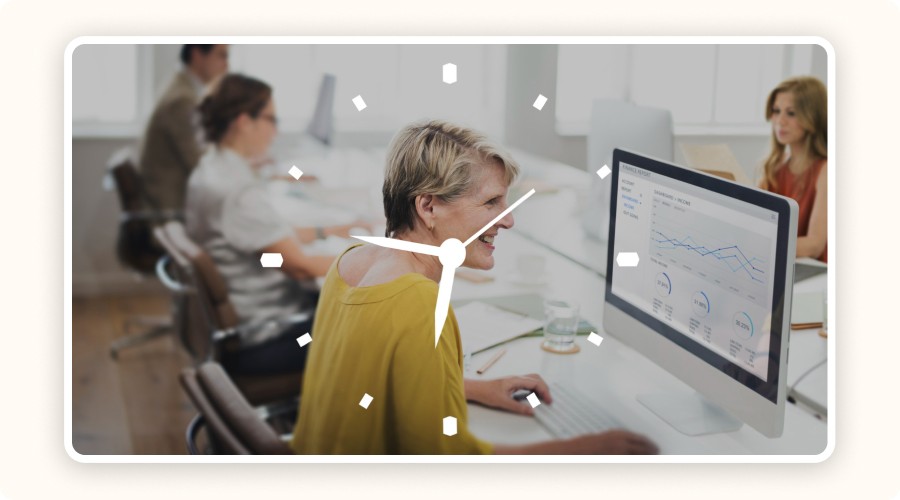 Real-time order tracking on an ecommerce dashboard, with performance indicators displayed on screen and a team focused on user experience.