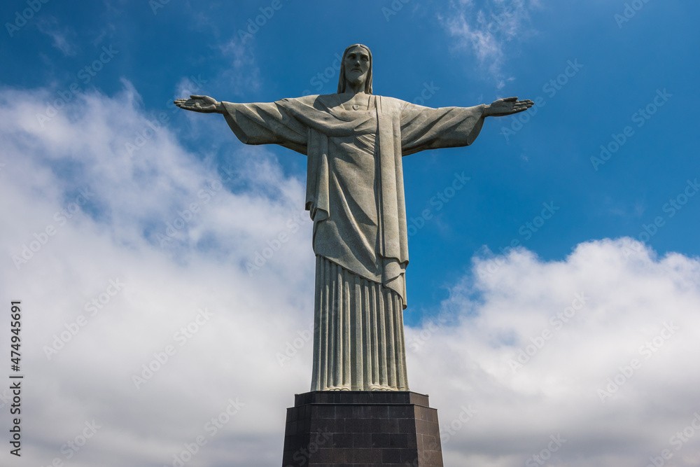 Estatua del Cristo Redentor de Río de Janeiro contra un cielo azul