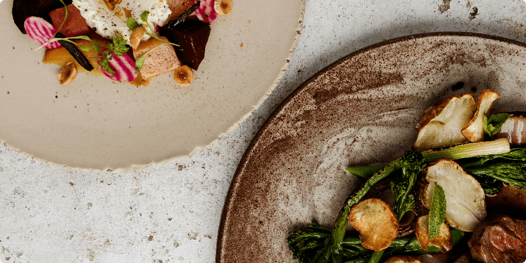 Gerecht met verse groenten en vis bij een restaurant in Scheveningen