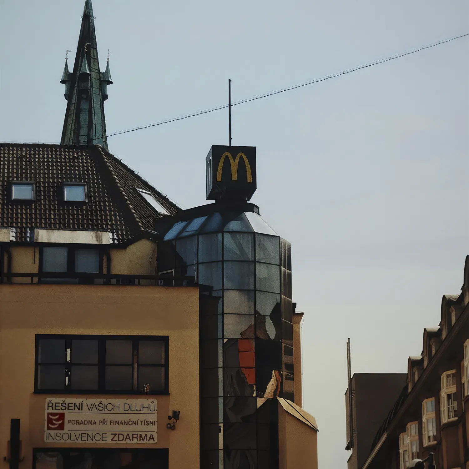 Budova s logem McDonald's a reklamou na insolvence. Symbol sociálních kontrastů a paradoxů v Ústeckém kraji.