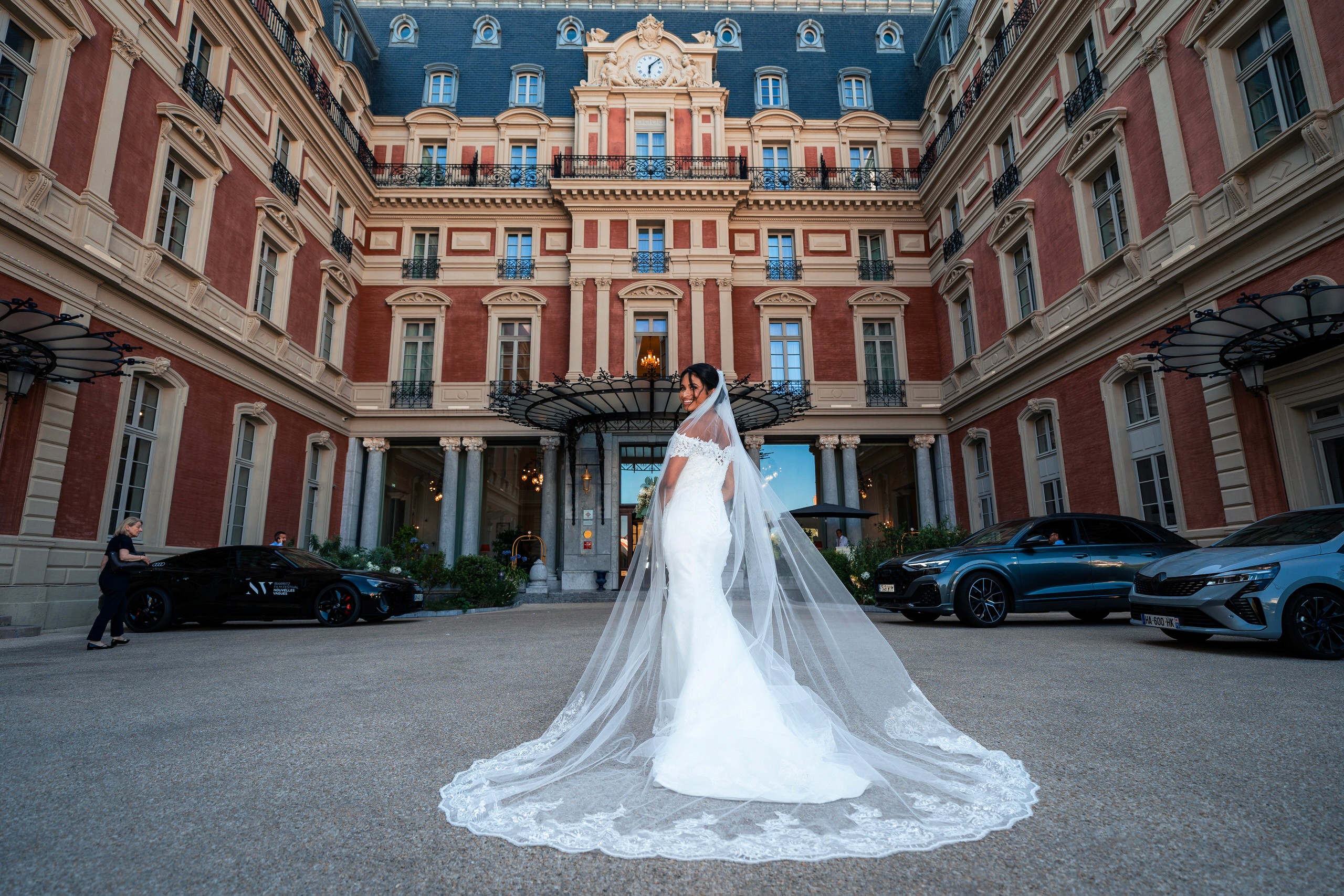 Mariée devant l'hotel du palais pour son mariage à Biarritz
