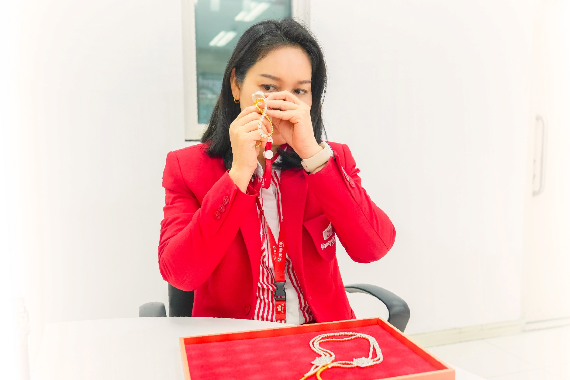 เจ้าหน้าที่กำลังประเมินราคาอย่างละเอียด