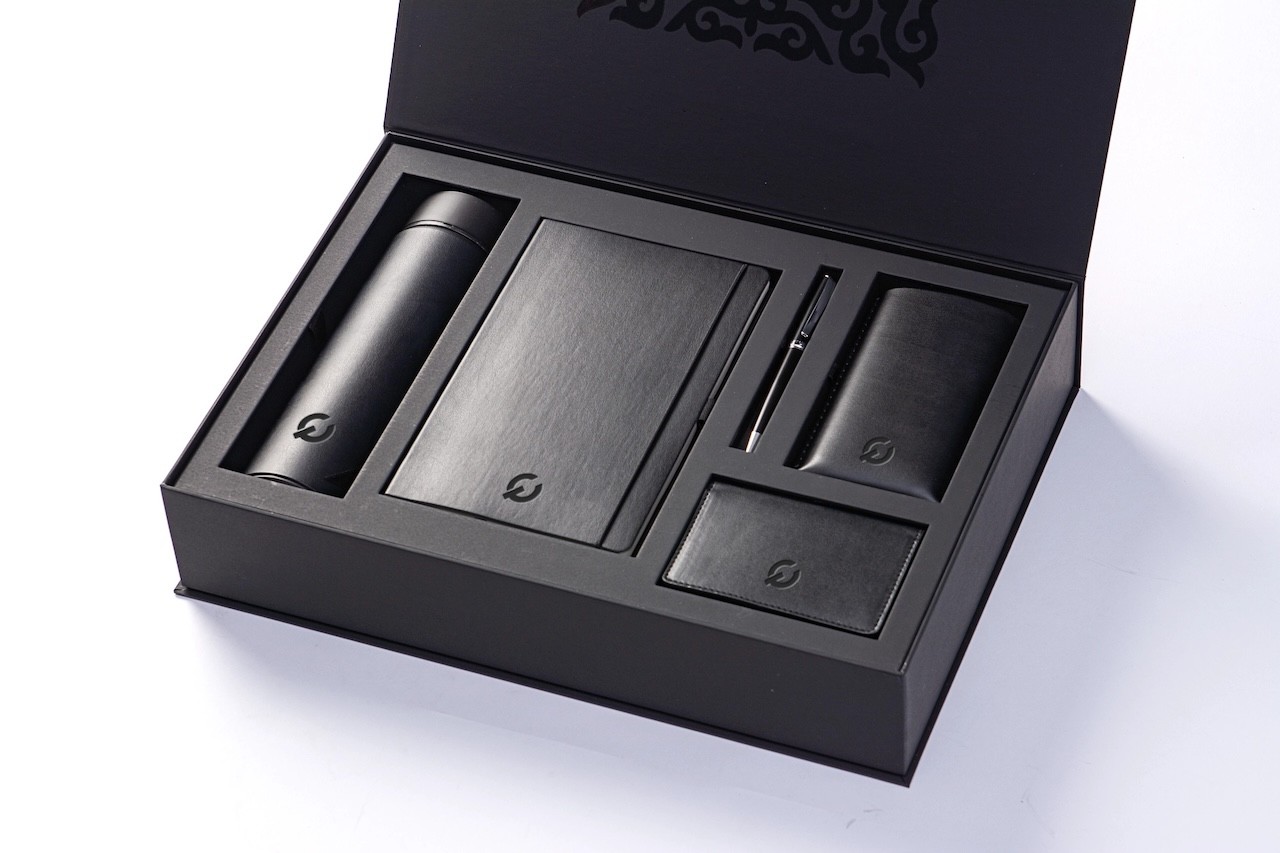 Luxury executive gift set with magnetic closure box