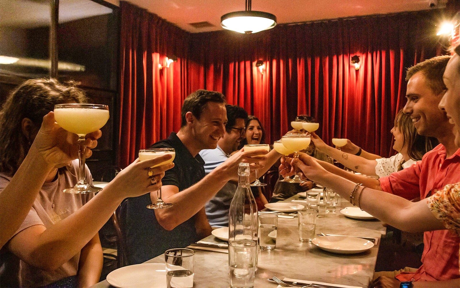 イーティング・ロンドン: トワイライト・ソーホー・フード＆ドリンクツアー中に、グループでカクテルを片手に乾杯する。