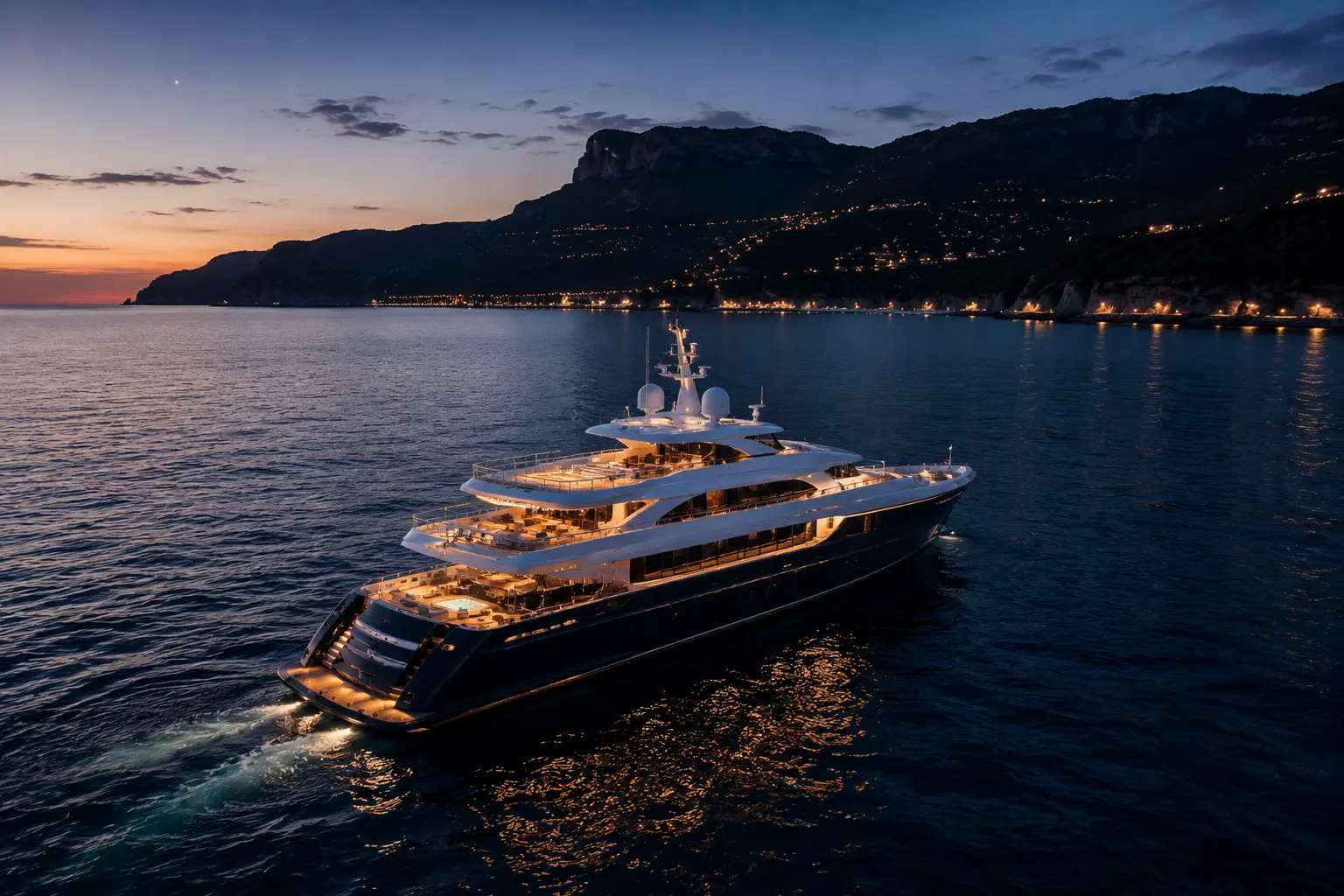 Superyacht de luxe naviguant au coucher du soleil, capturé par drone sur la Côte d’Azur.