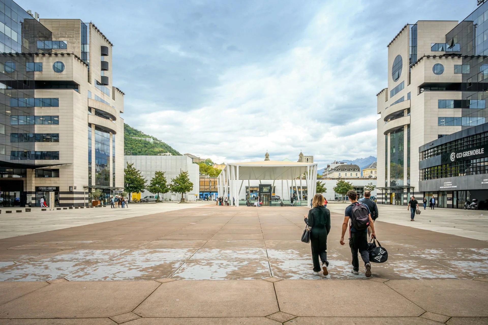 Place Robert Schnuman à Grenoble, juste devant le world trade center, face à l'entrée de la gare de Grenoble.