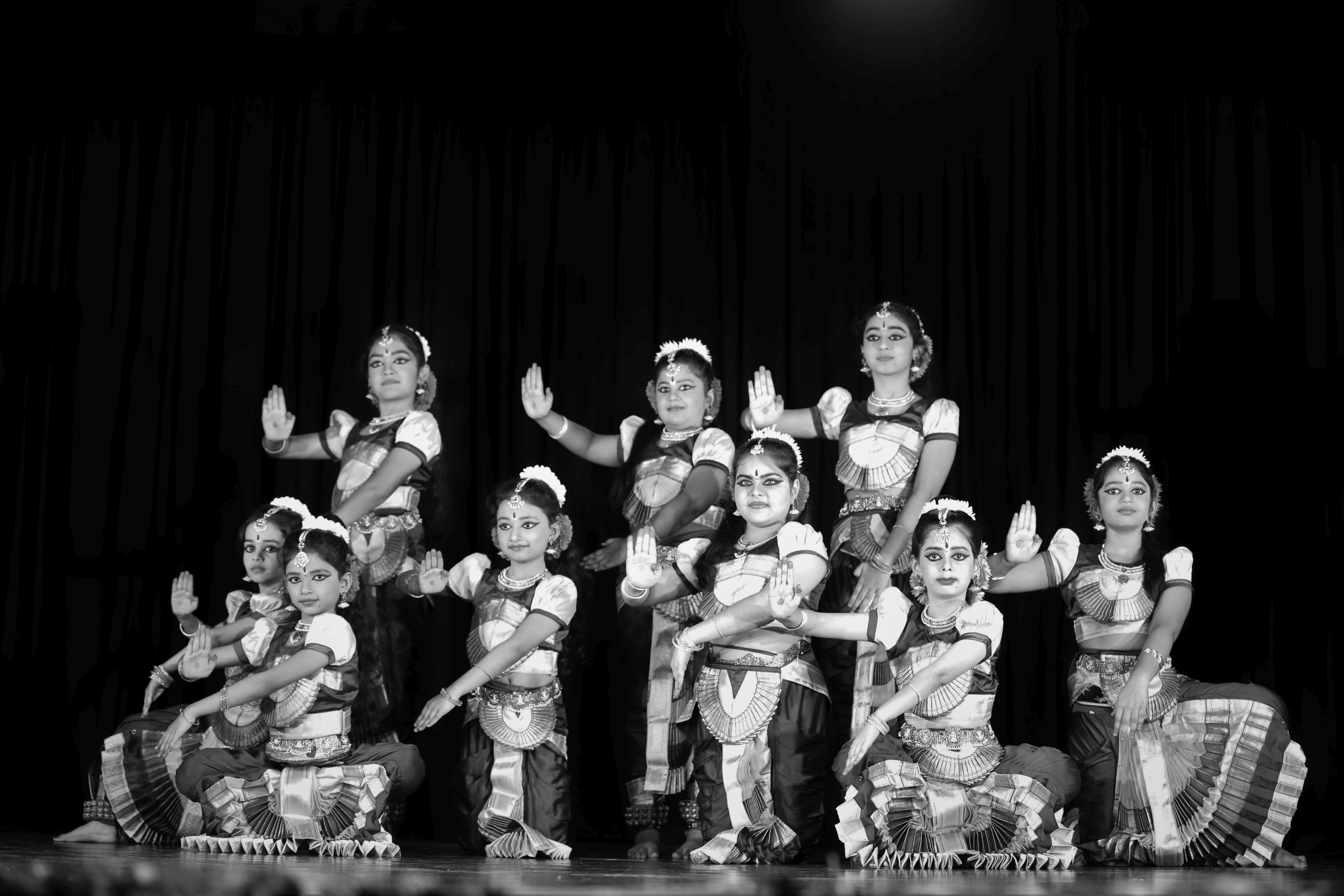 Group performance, Kaladhyaana, Kala Dhyana, Viveka, dance, Bharathanatyam pose