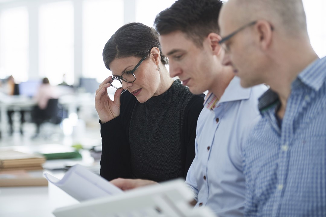 Personne qui discute ensemble pour le recrutement