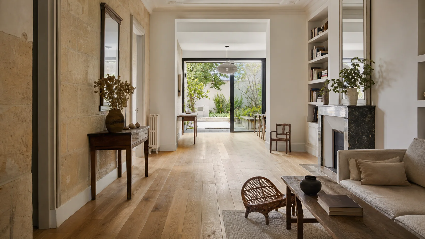 Échoppe bordelaise rénovée avec parquet en chêne naturel et ouverture sur le jardin