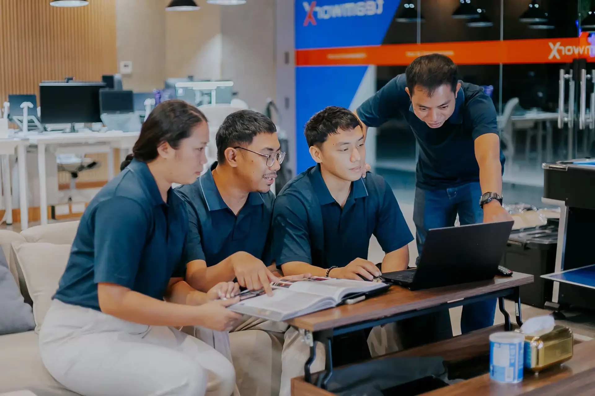 teamworX team discussing a project in the office