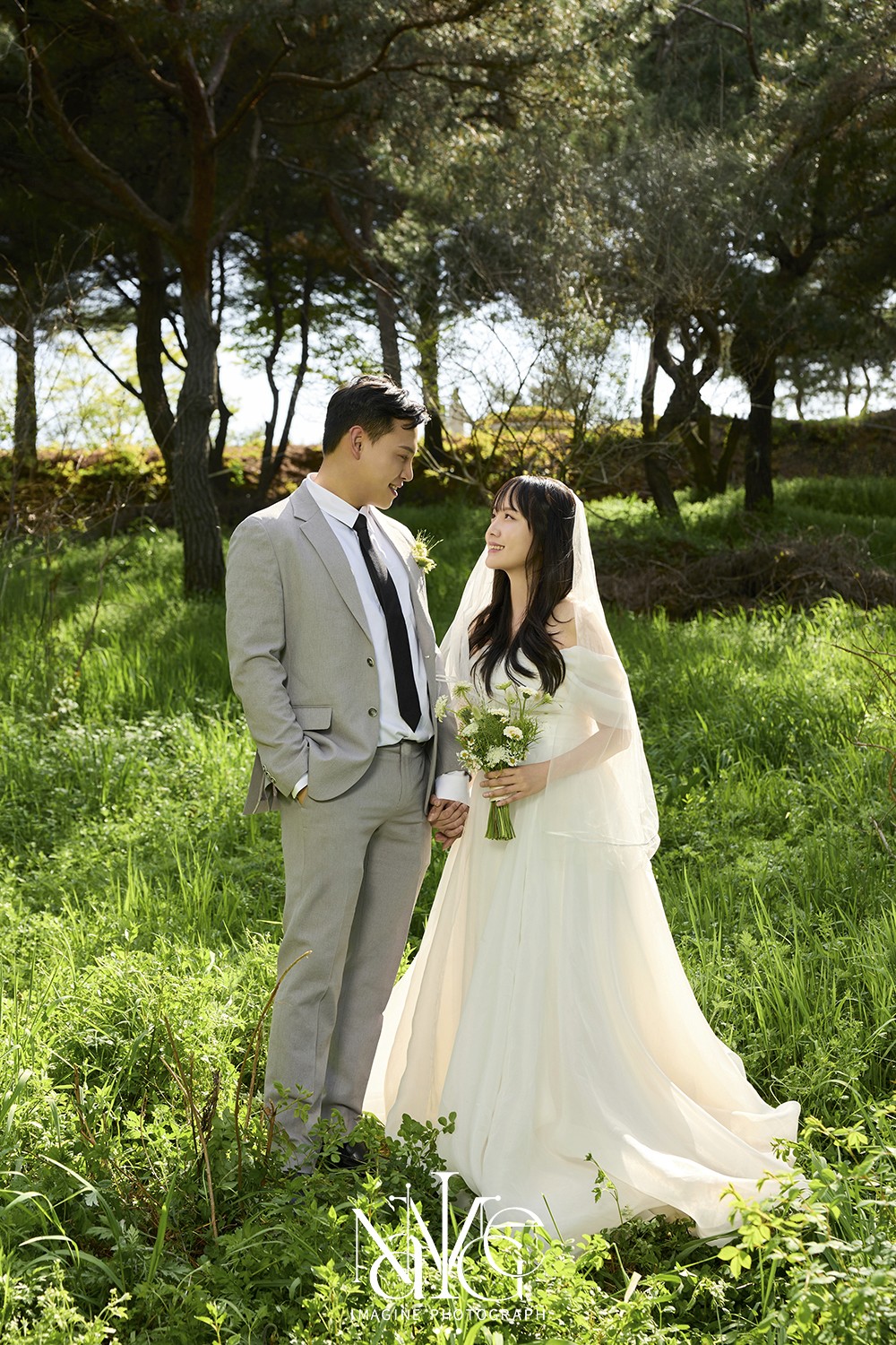전북 고창웨딩스냅 촬영 후기 | 이매진포토가 담아낸 청보리밭과 해변 조명의 감성 커스텀 야외웨딩스냅