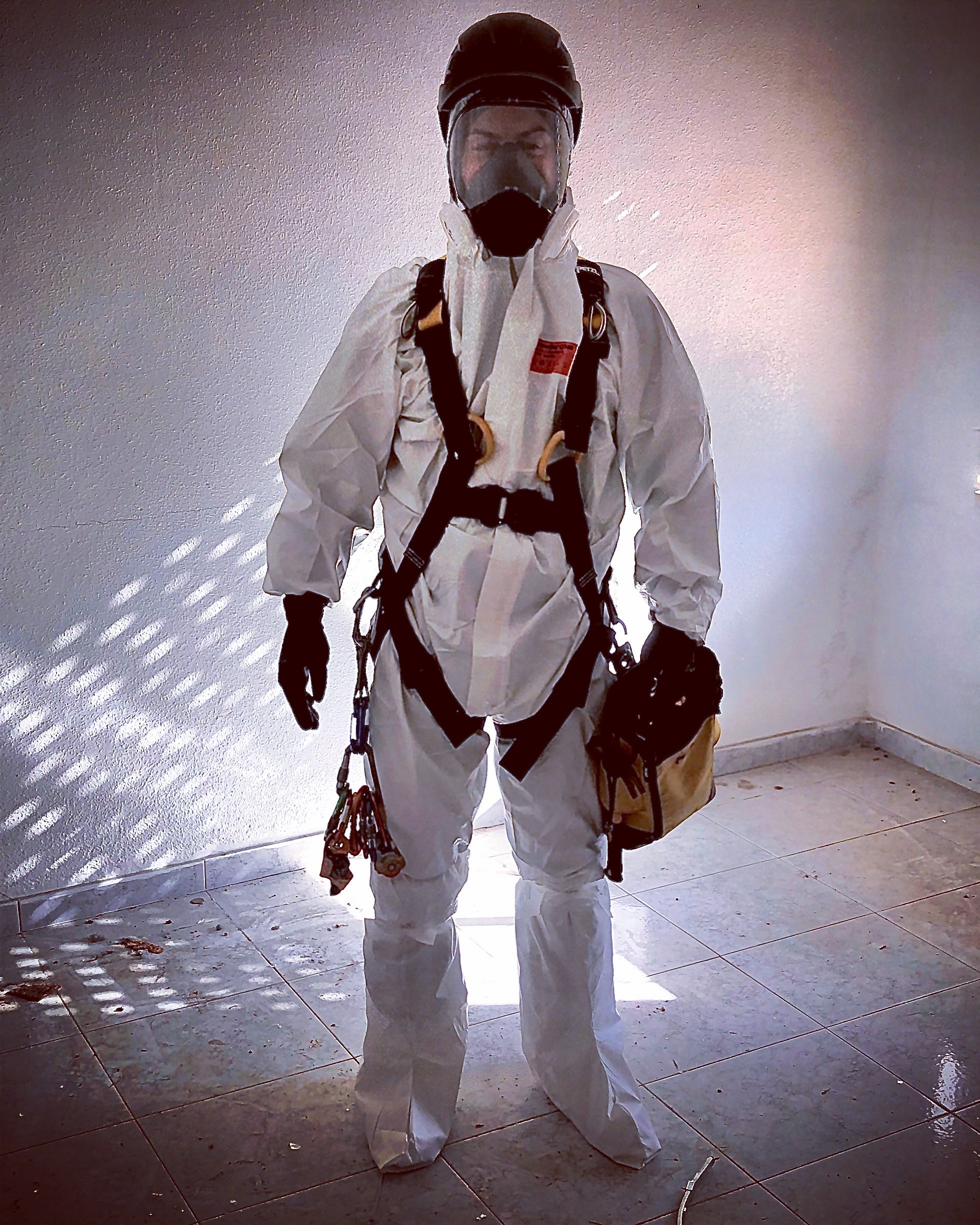 Operario cualificado equipado con epi completo