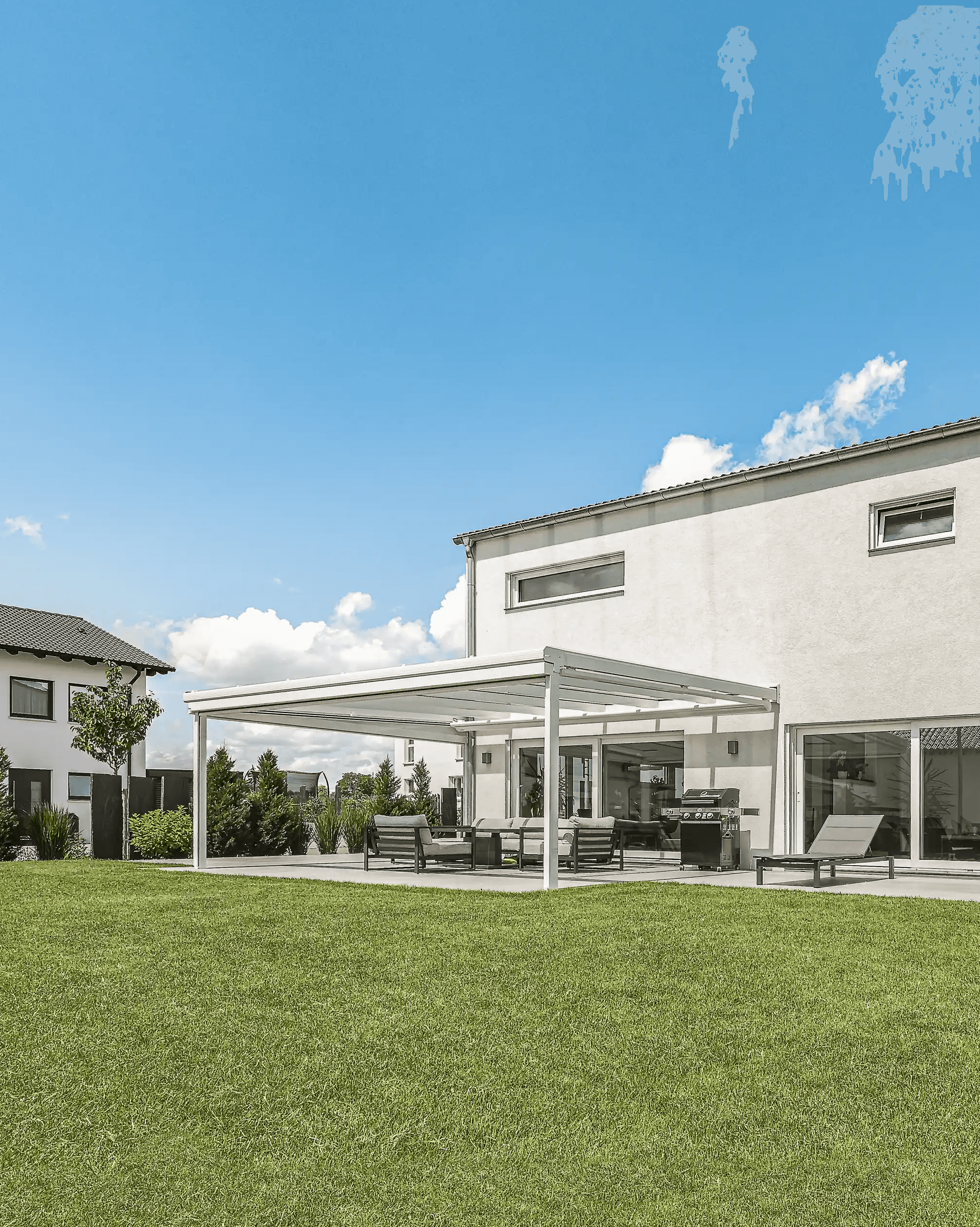 Darstellung einer großen weißen Terrassenüberdachung an modernem Neubau