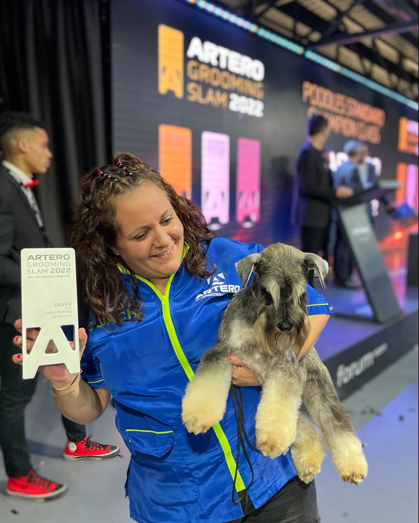 Elisabet junto a uno de sus premios conseguidos en competición