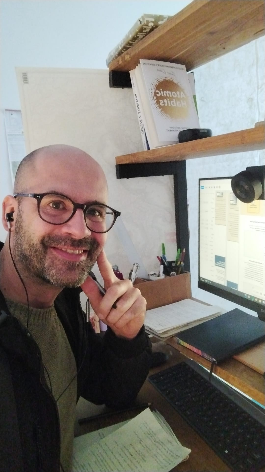 Carlo lavora su progetti sulla scrivania