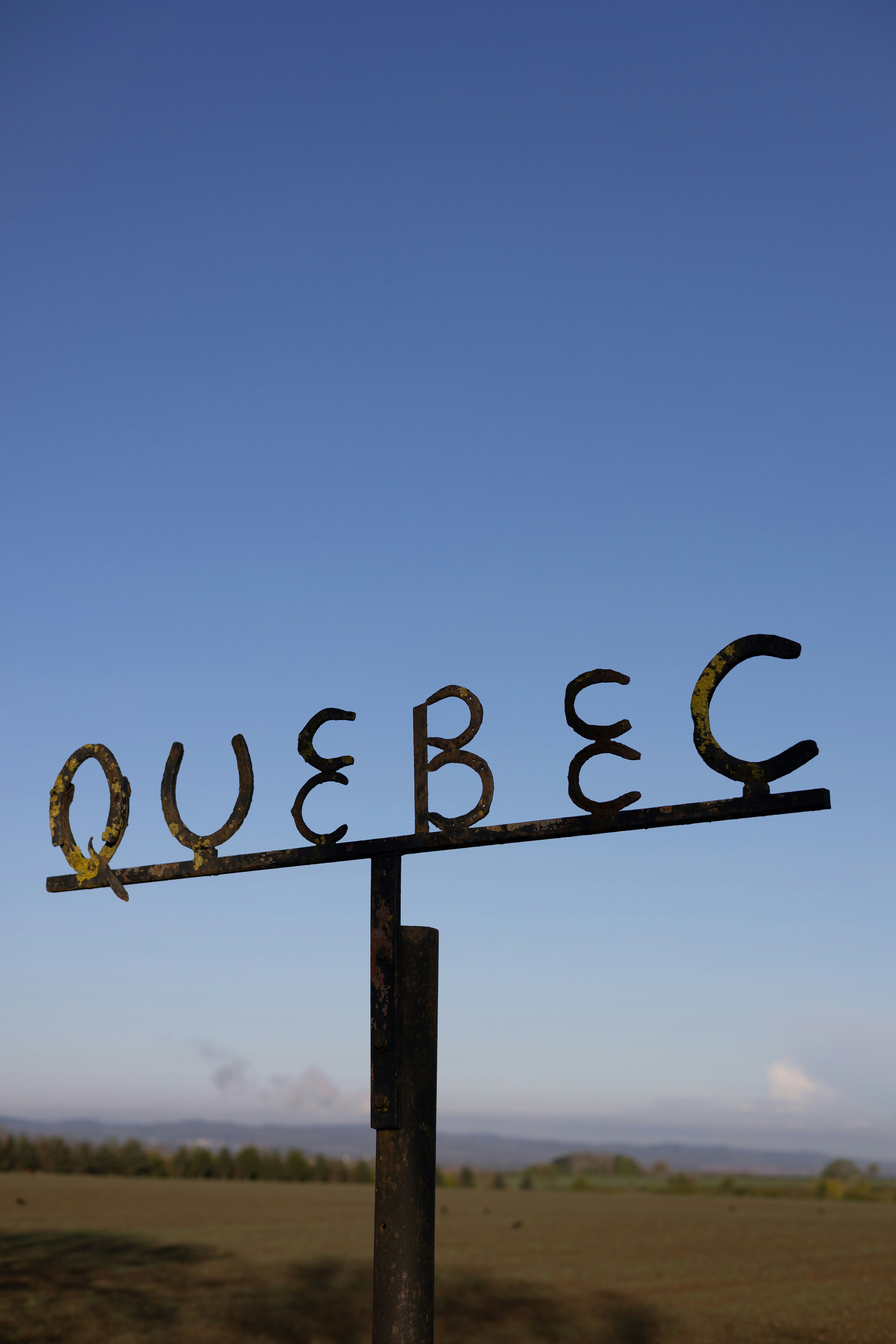 a metal sign that says ouebec on it