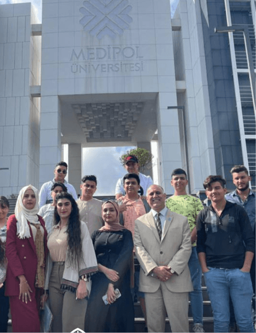 صورة جماعية لطلاب يقومون برحلة سياحية