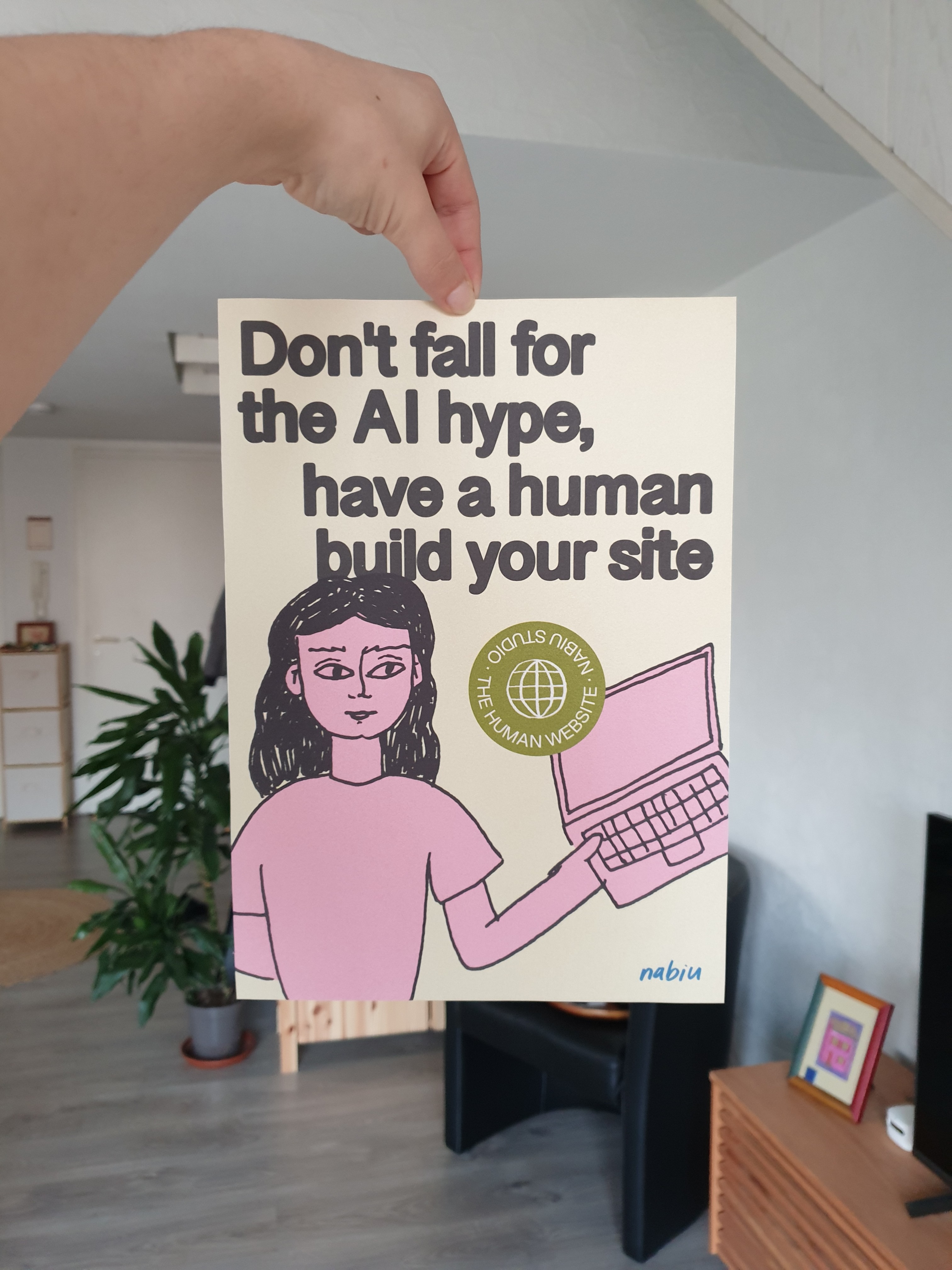 La Núria aguanta un ordinador cap al cel. Disseny web, desenvolupament web.