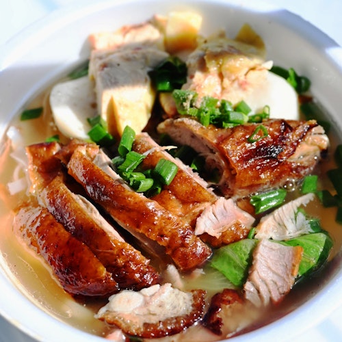 选择午餐游览，品尝美味的船面