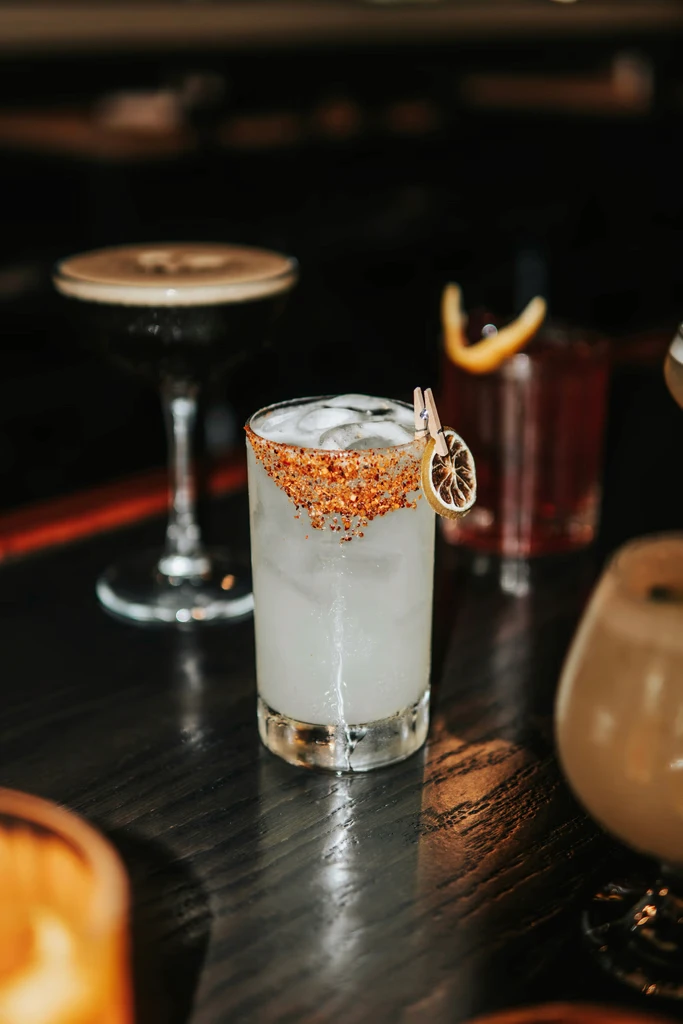 Trois cocktails sur une table