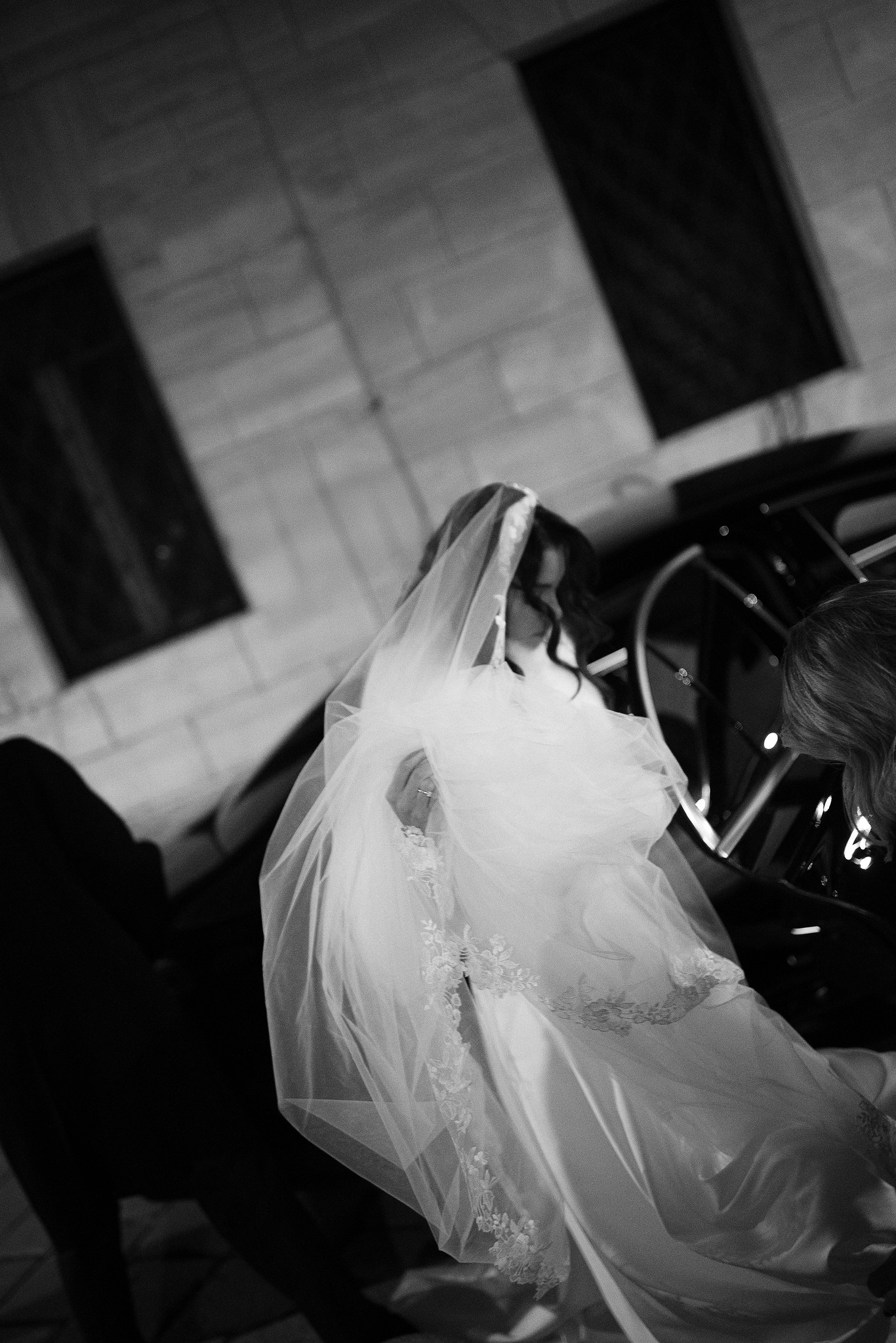 Sposa avvolta nel velo durante i preparativi matrimoniali al Circolo di Lettura di Parma, in bianco e nero
