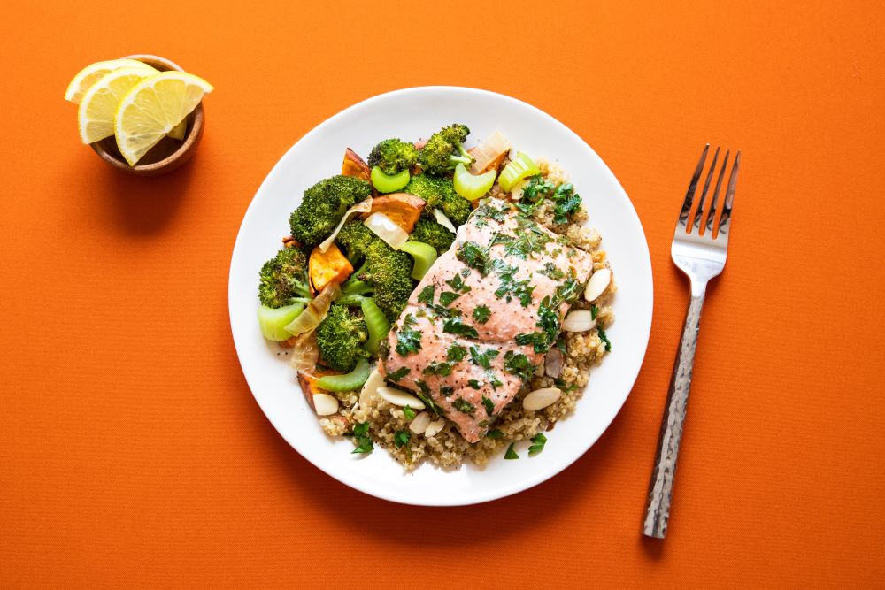 Salmone con contorno di broccoli